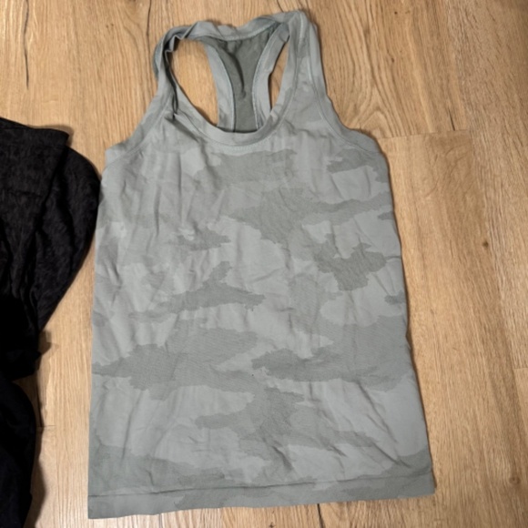 Lot of 7 Athlete Momentum tanks in size small - Picture 2 of 4